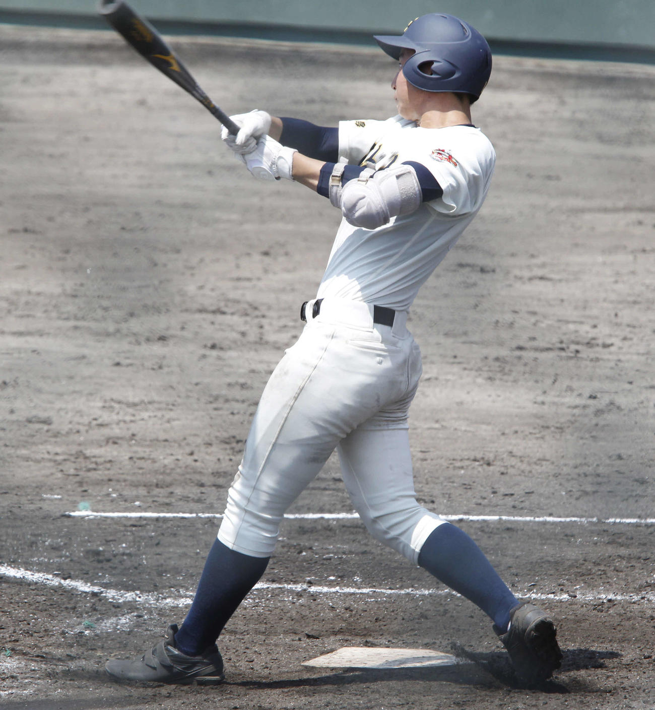 国分中央戦の3回、神村学園・桑原秀侍は中越え本塁打を放つ（撮影・菊川光一）