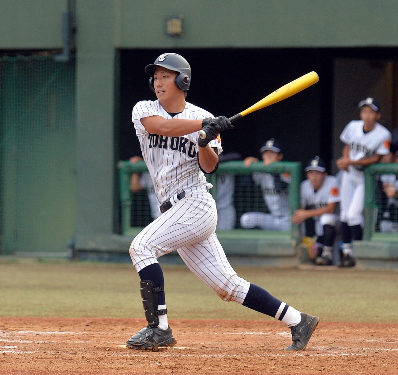 東北対東陵　力強いスイングを見せる東北・佐藤