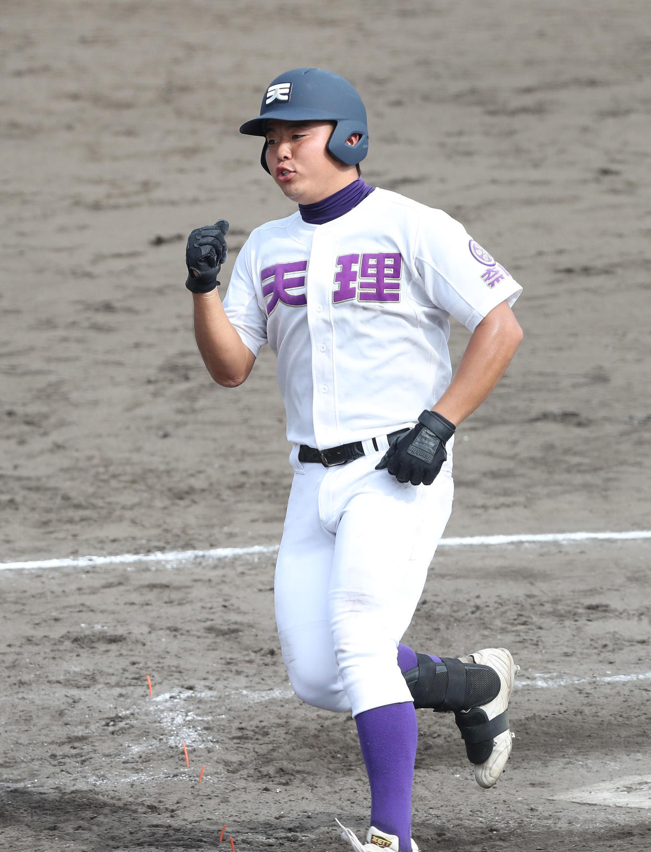 奈良朱雀対天理　4回裏天理1死一塁、左越え2点本塁打を放ちガッツポーズする河西（撮影・白石智彦）