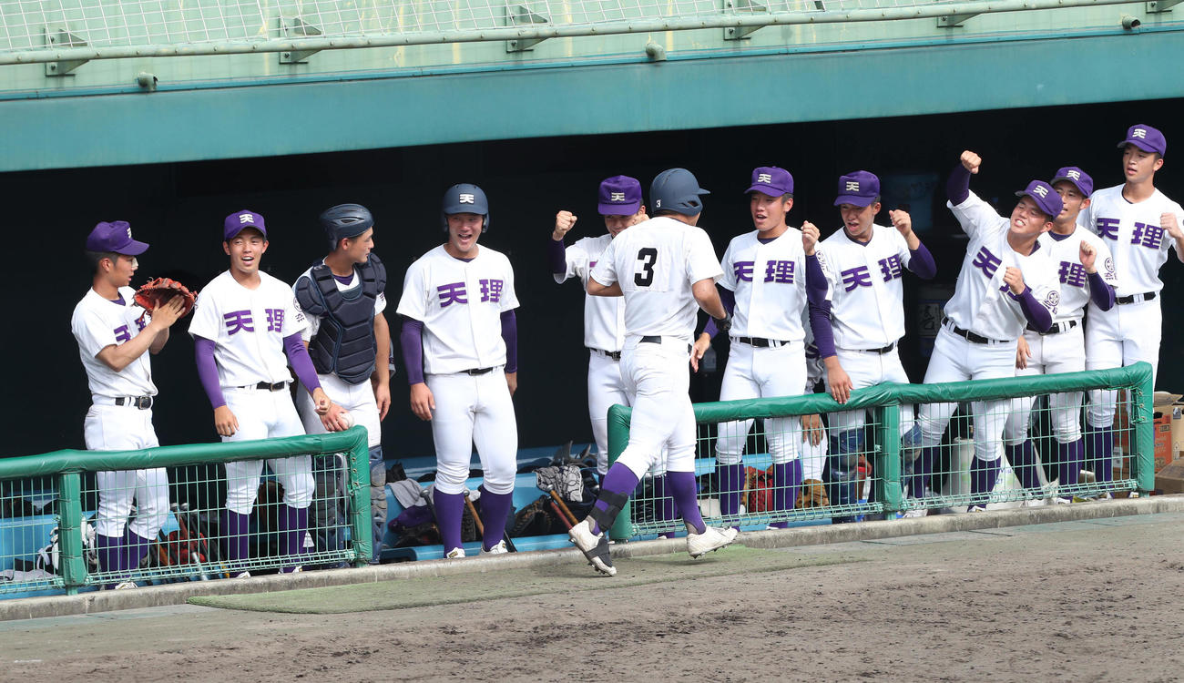 奈良朱雀対天理　4回裏天理1死一塁、左越え2点本塁打を放った河西陽路（中央）を迎える天理ナイン（撮影・白石智彦）