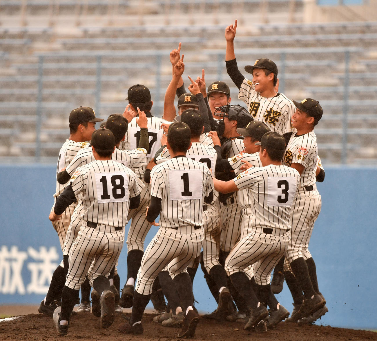明桜対能代松陽　秋田県高校野球大会で優勝し喜ぶ明桜ナイン（撮影・柴田隆二）