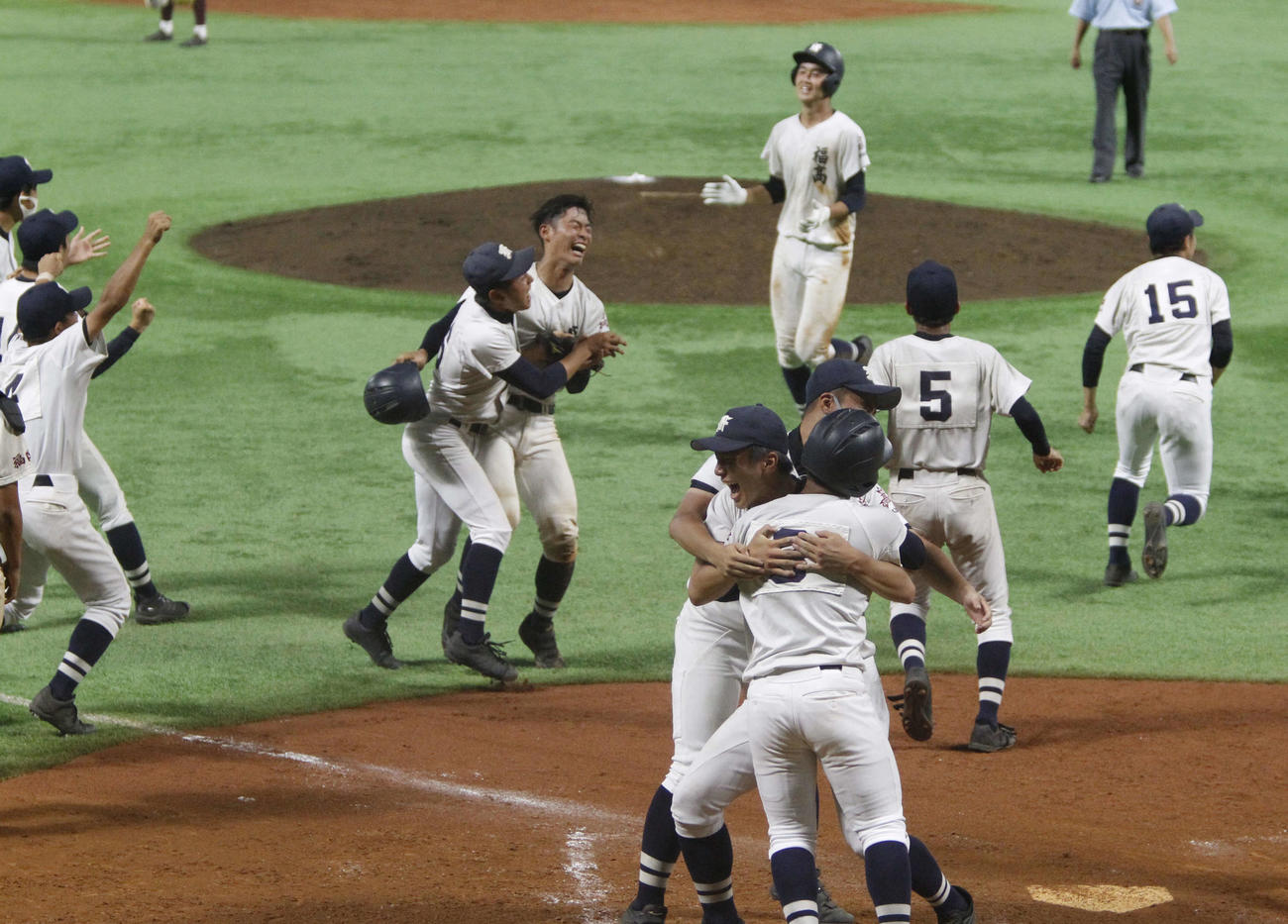 福岡大大濠対福岡　11回裏、サヨナラ勝ちに歓喜する福岡ナイン（撮影・菊川光一）