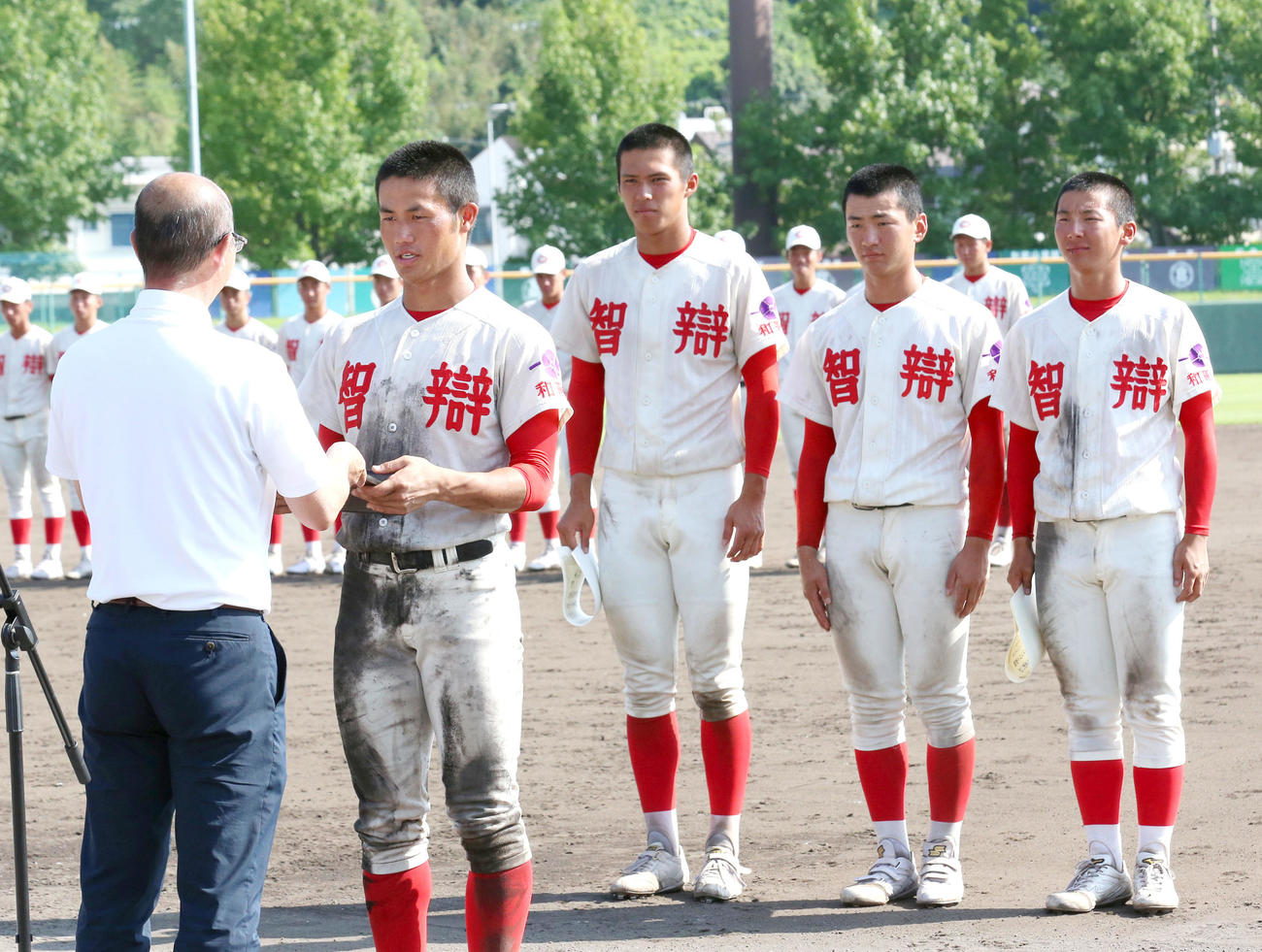 初芝橋本対智弁和歌山　表彰式で優勝の楯を受け取る智弁和歌山の細川主将（左から2人目）（撮影・上山淳一）