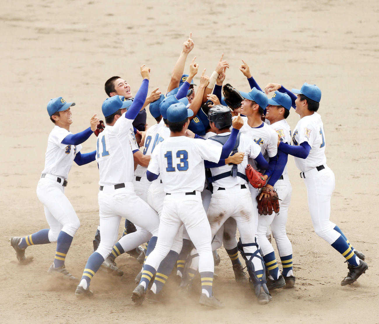 聖光学院対光南　優勝し喜び合う聖光学院の選手たち（撮影・野上伸悟）