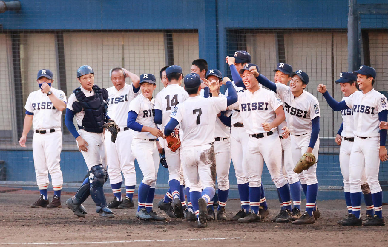 大阪桐蔭に勝利し歓喜する履正社ナイン。左から2人目は関本勇輔（撮影・清水貴仁）