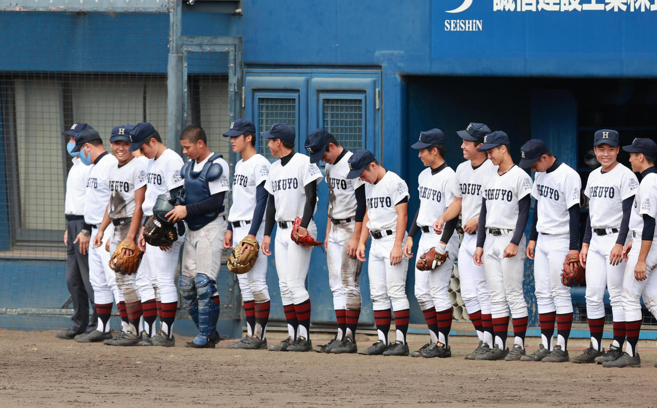 大阪大会準決勝　大院大高対関大北陽　5回コールドで勝利し整列する関大北陽ナイン（撮影・清水貴仁）