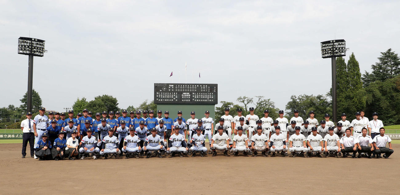 帝京対東海大菅生　試合後、集合写真に納まる東海大菅生と帝京の選手たち（撮影・鈴木正人）