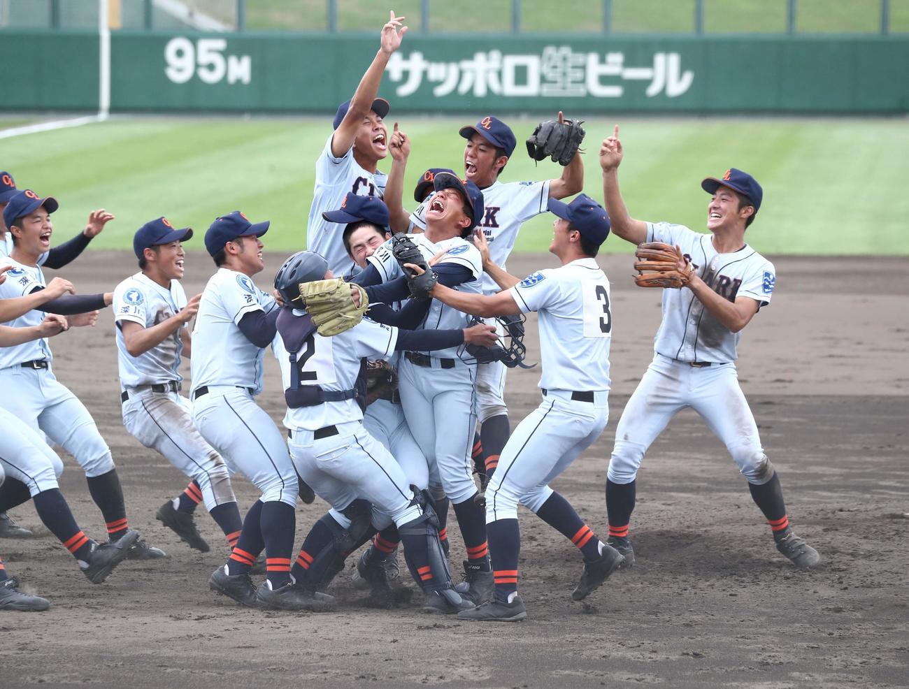 クラーク対旭川龍谷　優勝し抱き合い歓喜するクラークナイン（撮影・黒川智章）