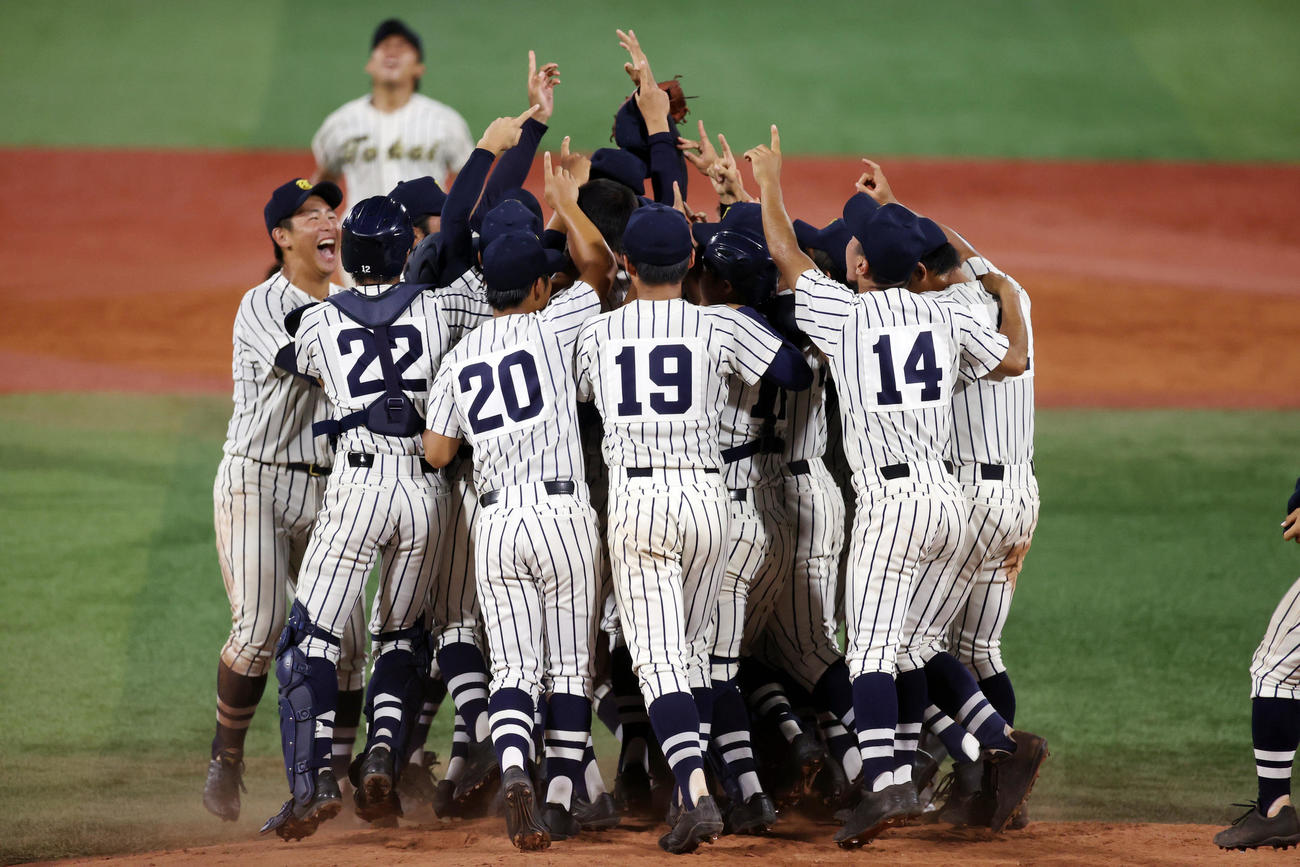 東海大相模対相洋　優勝を決め歓喜の輪を作る東海大相模の選手たち（撮影・狩俣裕三）