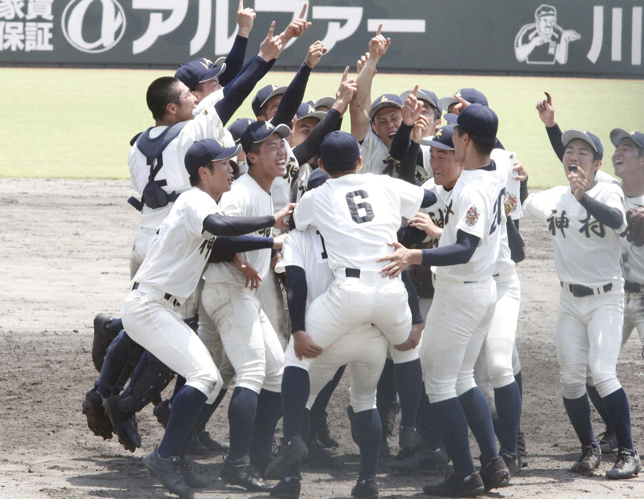 優勝し歓喜する神村学園ナイン（撮影・菊川光一）