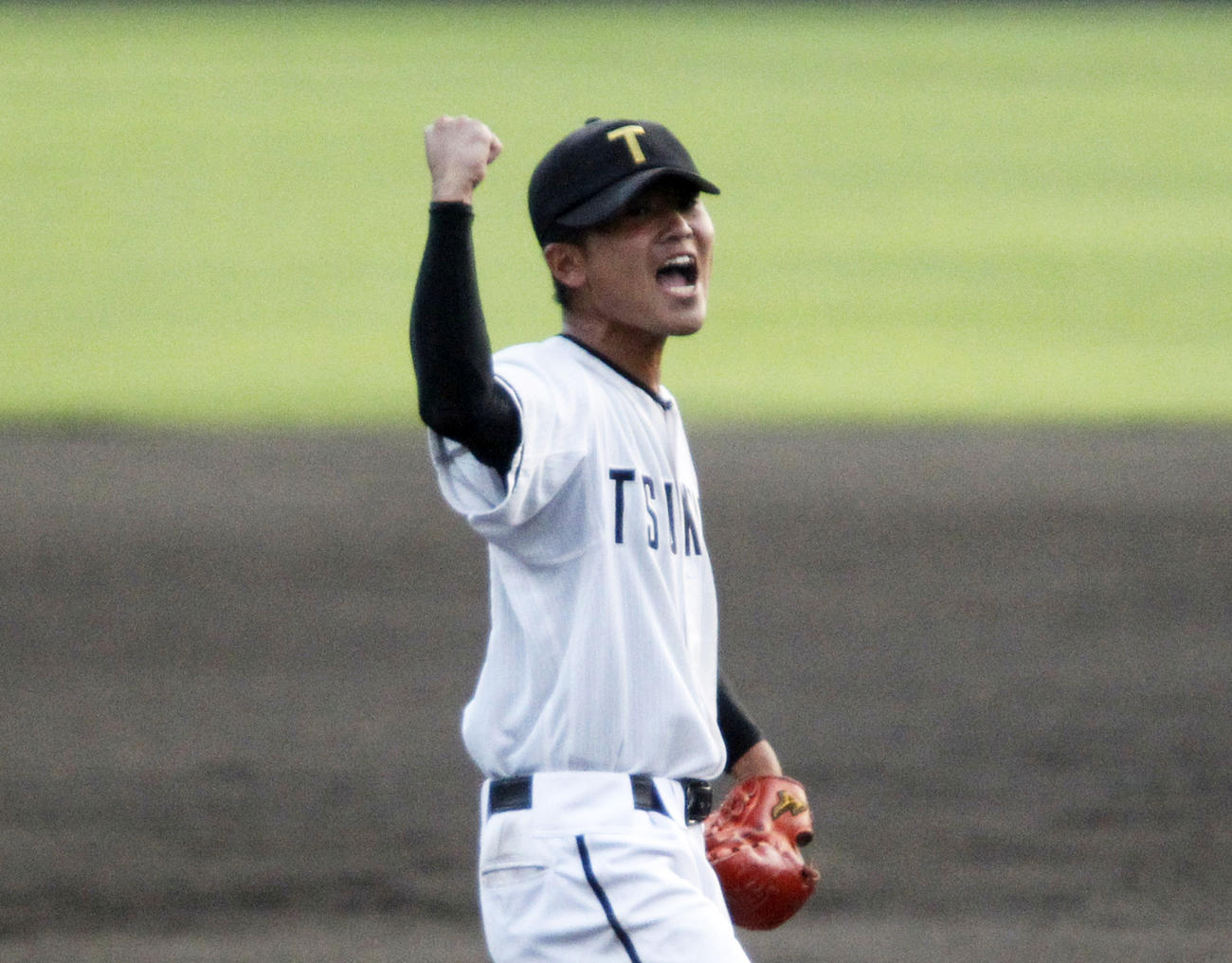 優勝し喜ぶ津久見・安部（撮影・菊川光一）