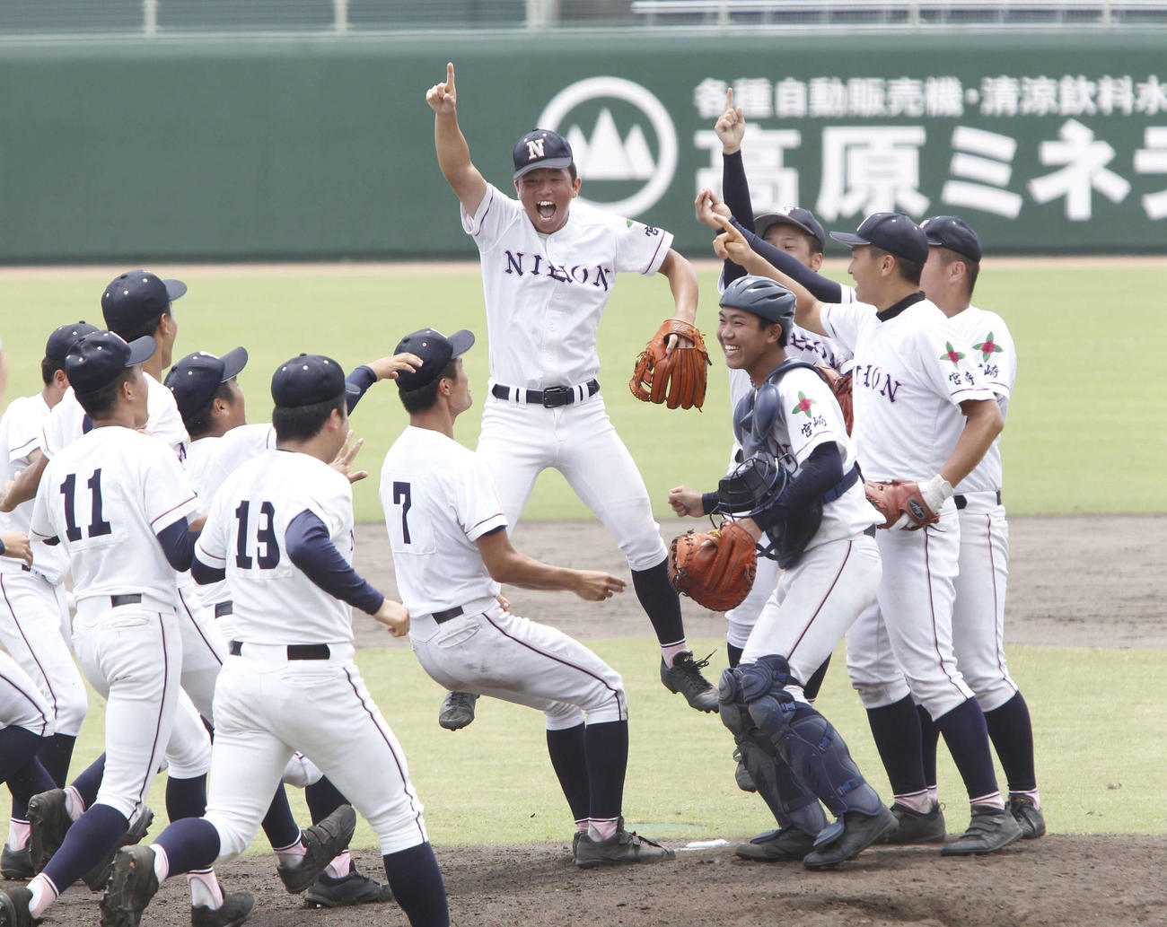 宮崎日大対宮崎学園　優勝し喜ぶ宮崎日大ナイン（撮影・菊川光一）