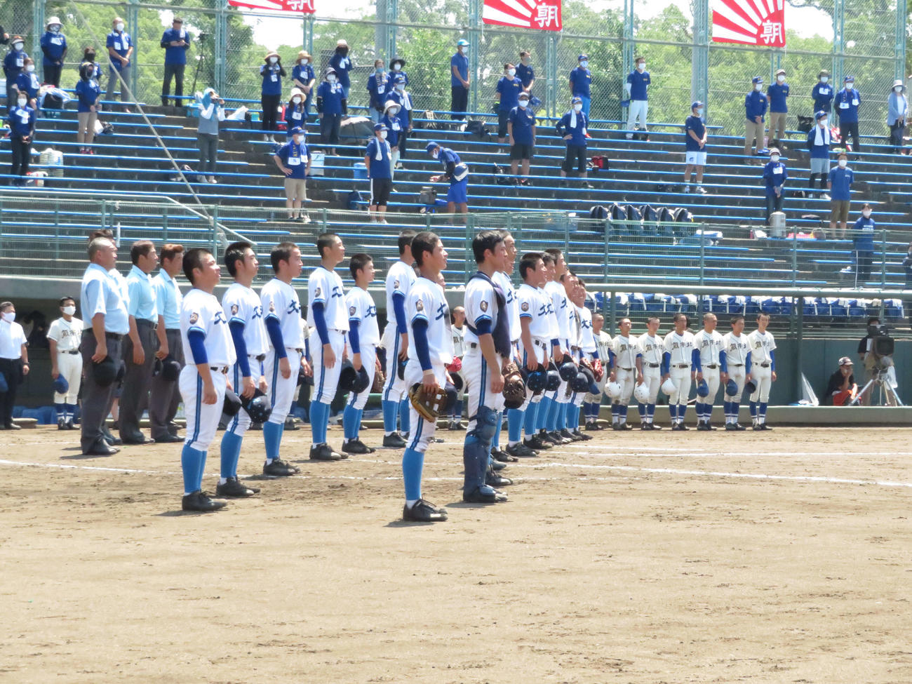 熊本市内地区の優勝を決め、2列で校歌をうたう文徳ナイン