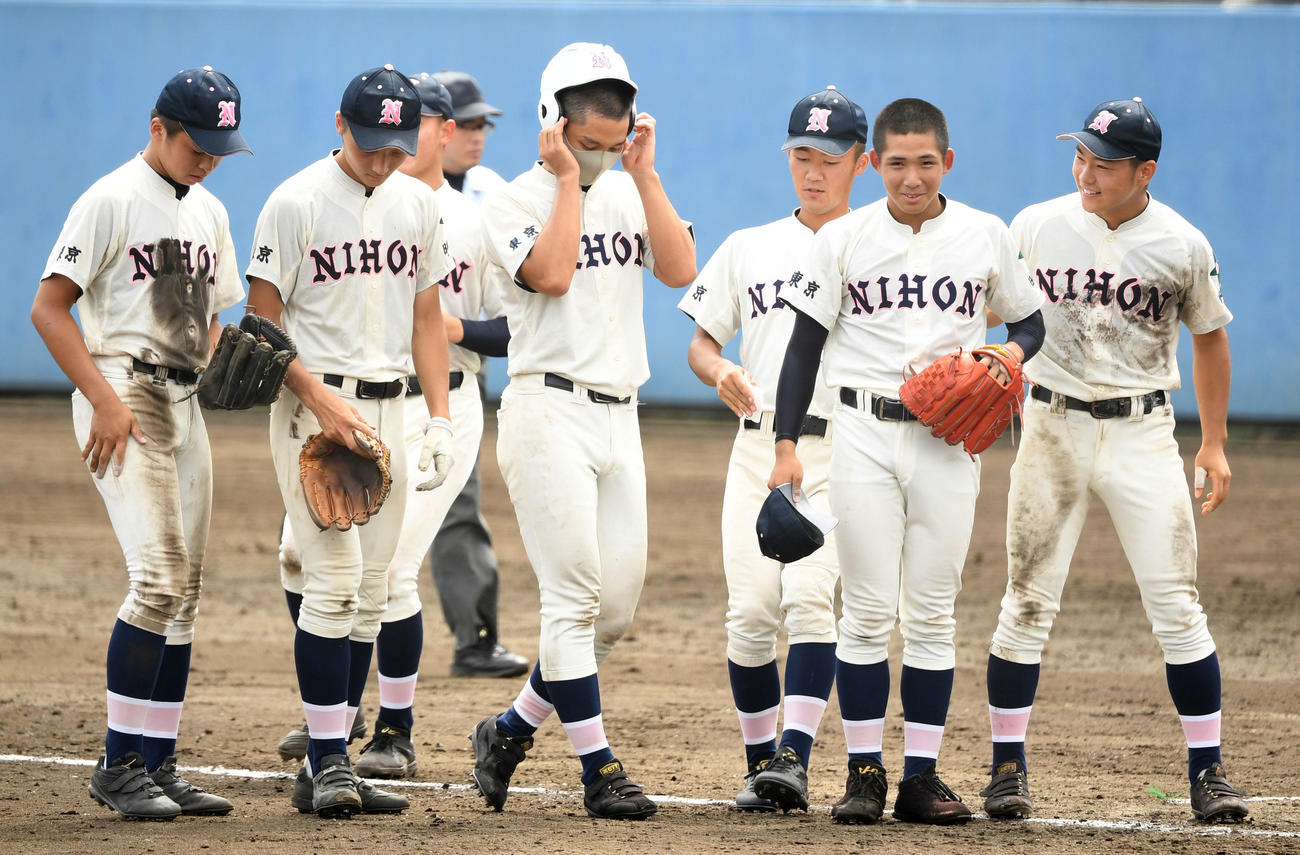 明星対日大鶴ケ丘　明星に勝利しあいさつへ向かう日大鶴ケ丘ナイン（撮影・横山健太）