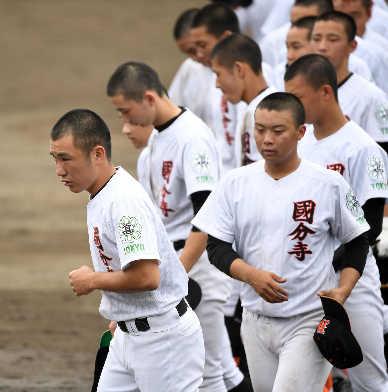 国士舘対国分寺　国士舘に敗れ肩を落とし引き揚げる塚田（左）ら国分寺ナイン（撮影・横山健太）