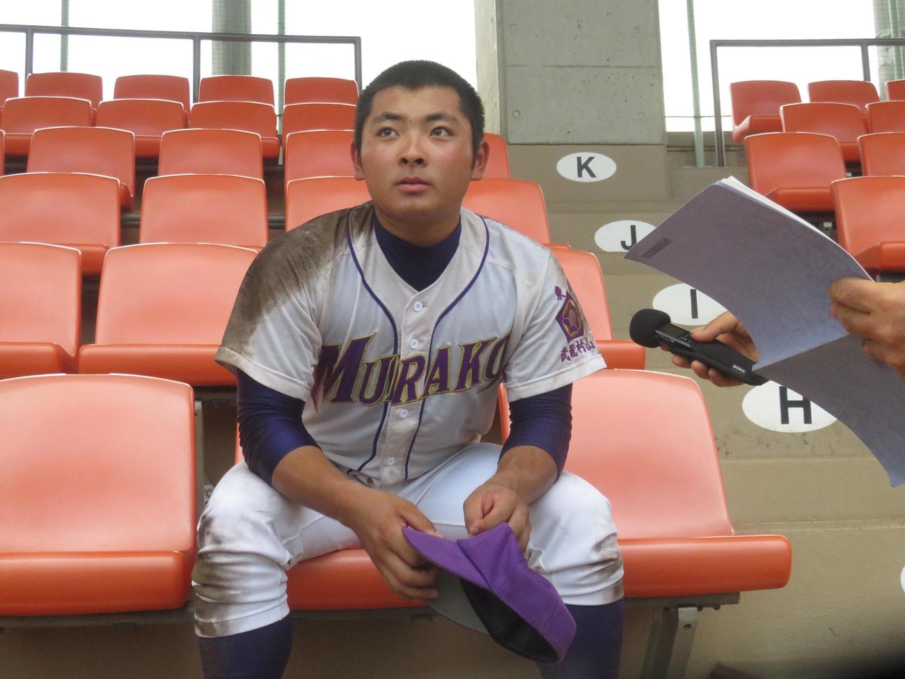 武蔵村山対保谷　真っ黒のユニホームでインタビューに応える武蔵村山・武元