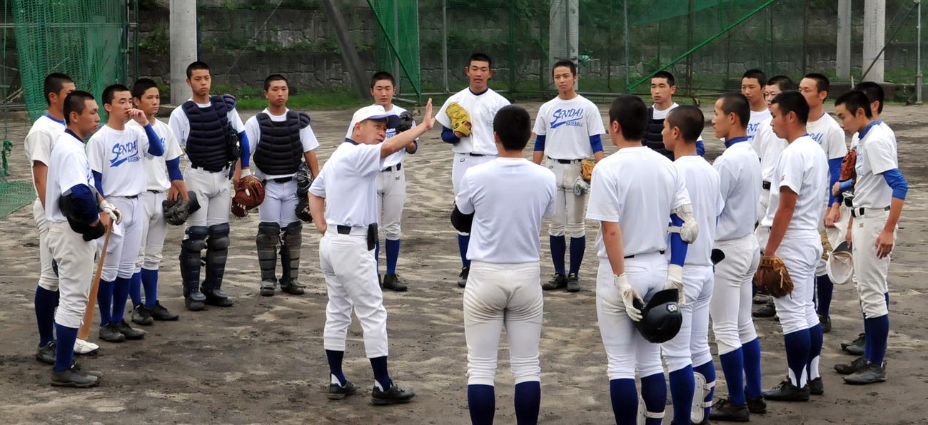 決勝前日の最終調整で石垣監督（中央手前）の指示を聞くエース鎌田（同奥）ら仙台ナイン