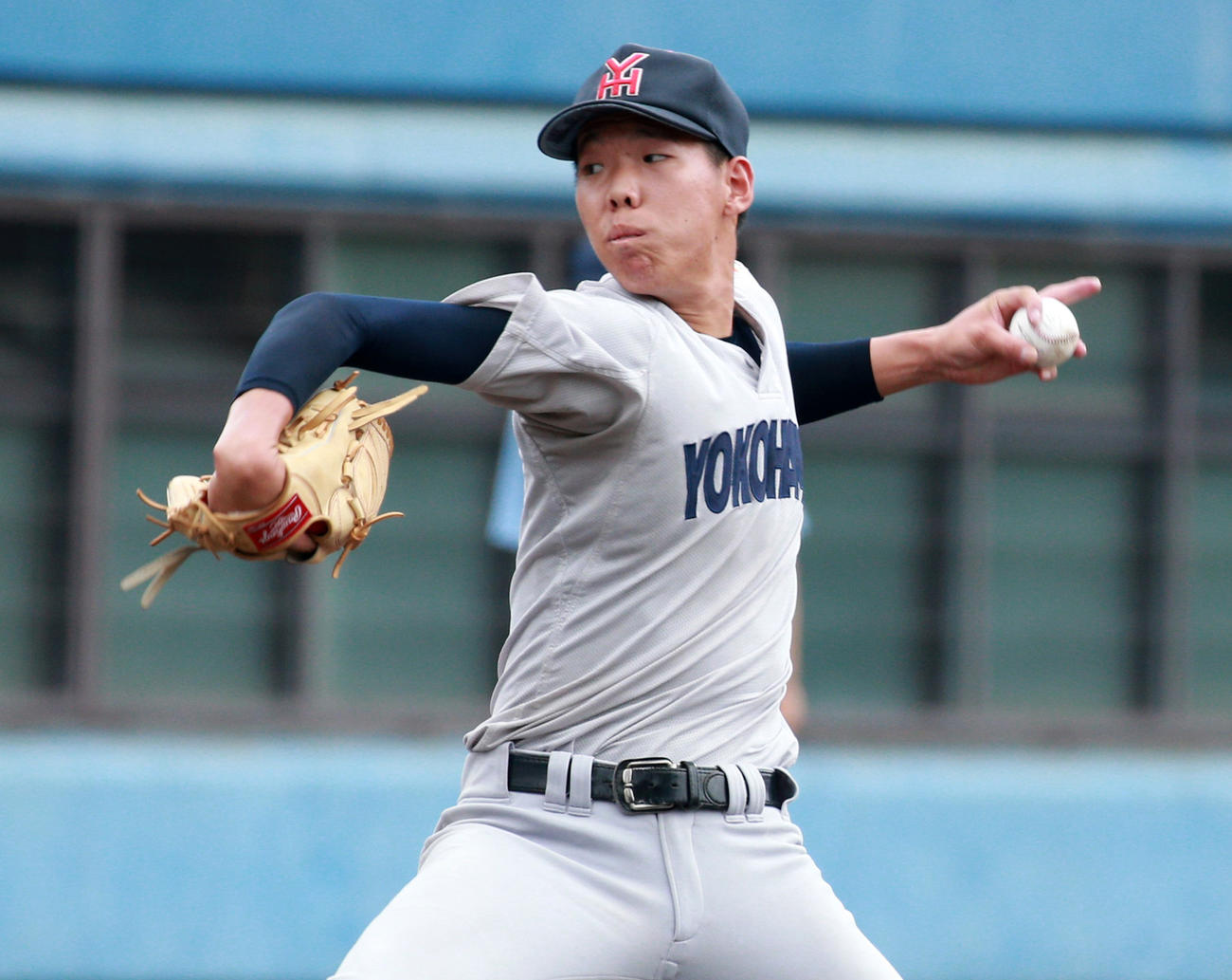 先発で登板し力投する横浜・松本隆之介（撮影・中島郁夫）