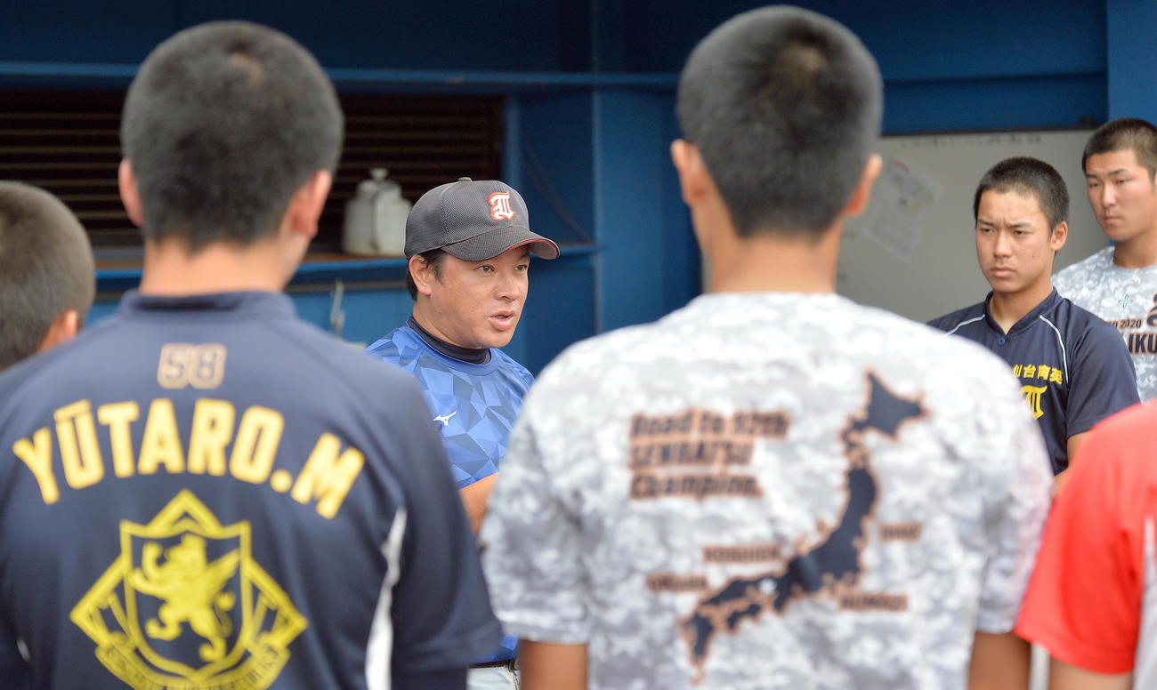 選手を集めて話す仙台育英の須江監督（中央）（撮影・鎌田直秀）