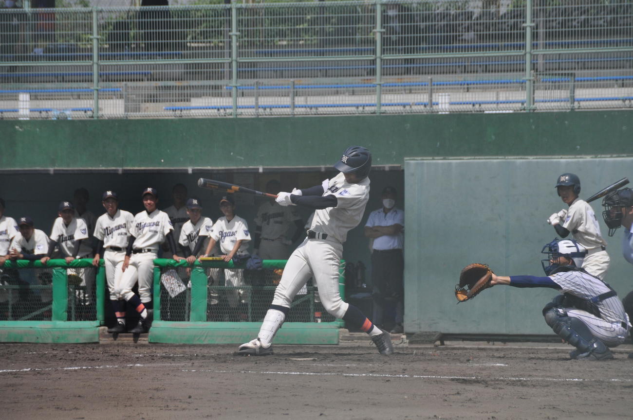 武庫之荘総合－仁川学院　5回無死一塁、仁川学院・槙原葵人内野手（2年）は中前安打を放つ