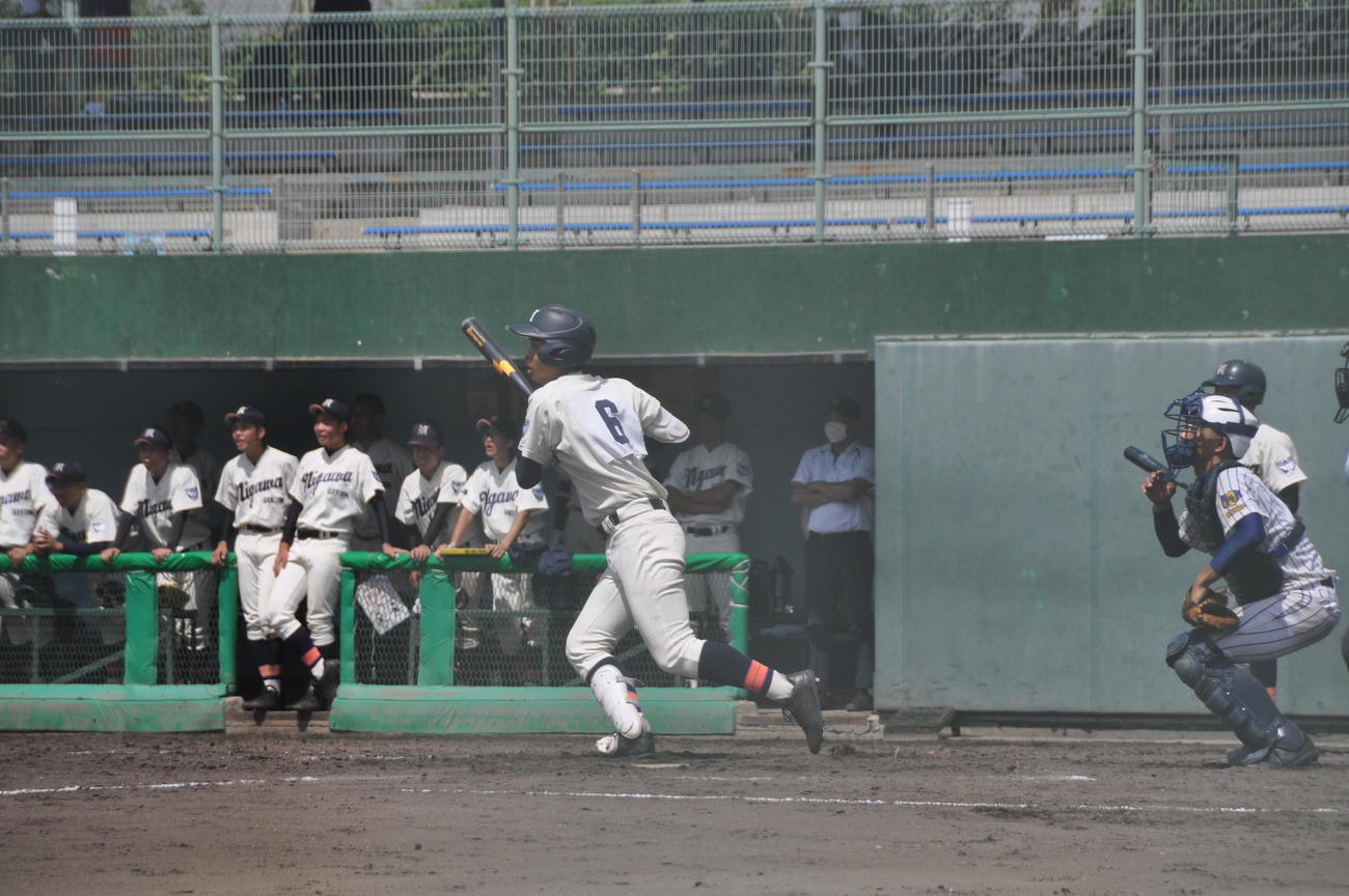 武庫之荘総合－仁川学院　5回無死一塁、仁川学院・槙原葵人内野手（2年）は中前安打を放つ