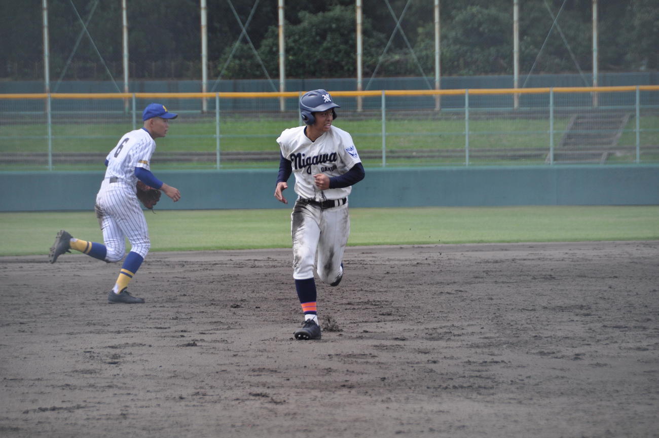 武庫川総合－仁川学院　5回2死二塁、二塁走者の仁川学院・槙原葵人内野手（2年）は、打者が投手へゴロを打ち、三塁へ走る