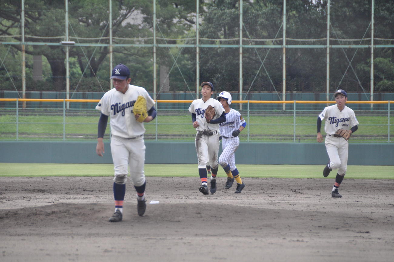 武庫川総合－仁川学院　7回1死二塁から左前適時打でコールド負けが決まり、仁川学院・槙原葵人内野手（2年、中央）らナインは整列へ向かう