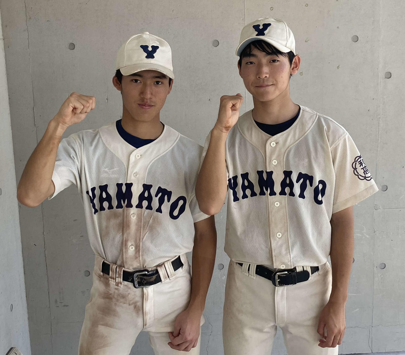 横須賀南対大和　試合に勝利し、ガッツポーズをする大和・山本（左）と村上（撮影・湯本勝大）