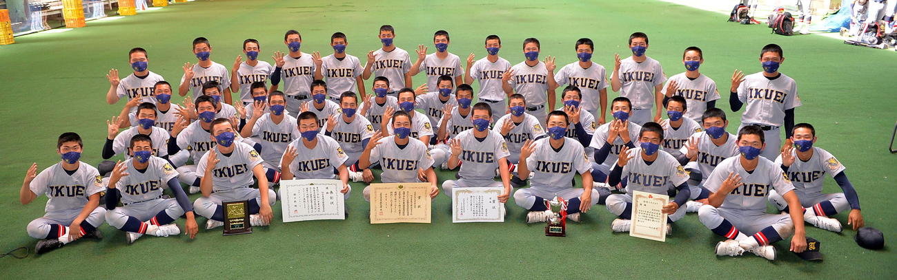 優勝報告会で「V4」ポーズで笑顔を見せる仙台育英の3年生メンバー（撮影・鎌田直秀）