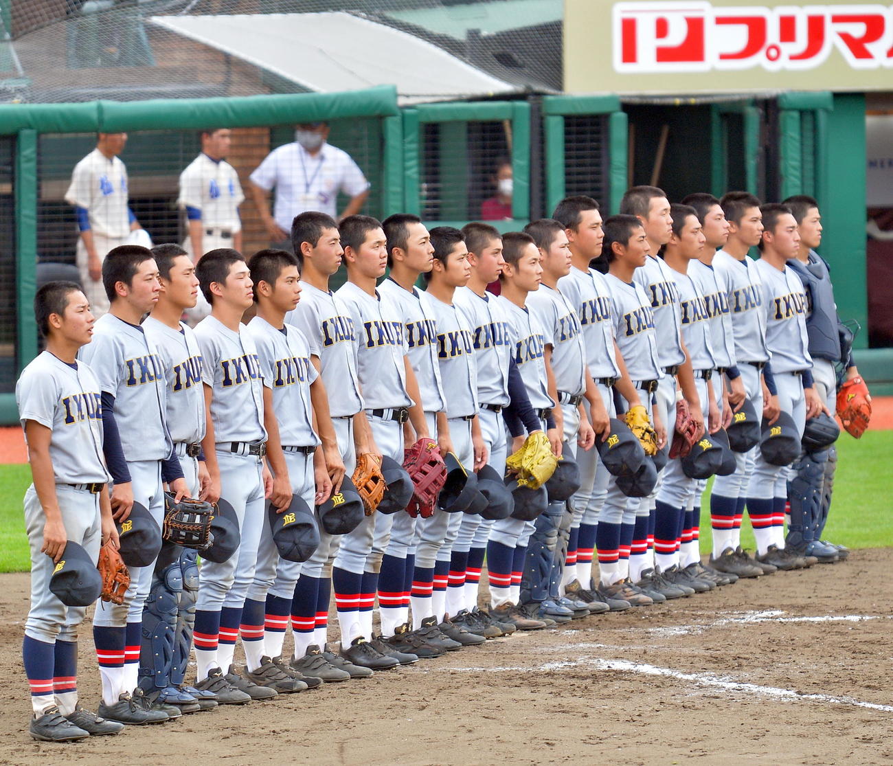 仙台育英対仙台　「4連覇」を決めて校歌を歌う仙台育英の選手たち（撮影・鎌田直秀）