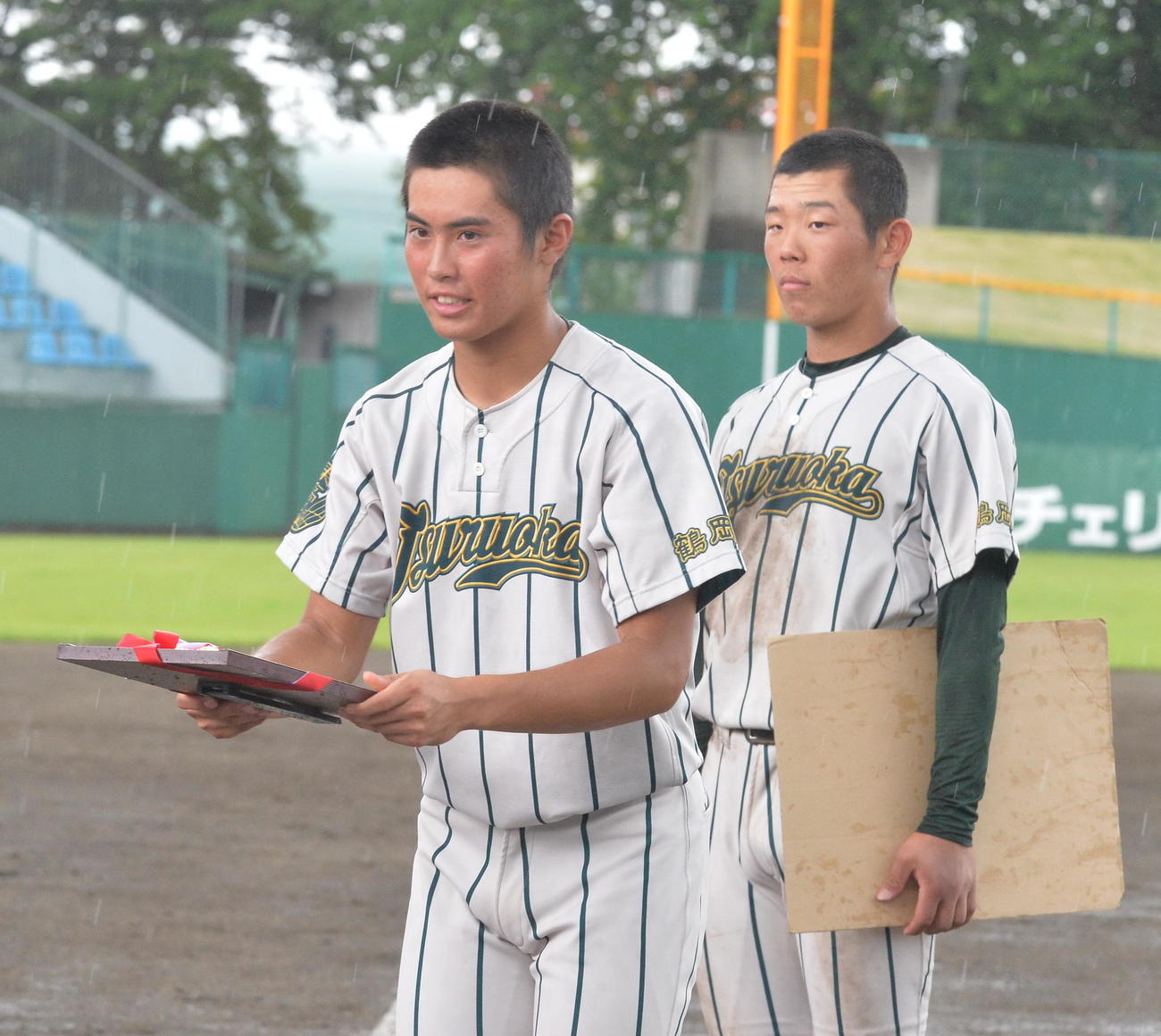 鶴岡東対東海大山形　優勝盾を受け取る鶴岡東・鈴木主将（左）（撮影・佐藤究）　