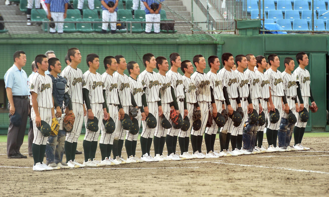 鶴岡東対東海大山形　独自大会優勝を決め、整列する鶴岡東の選手たち（撮影・相沢孔志）