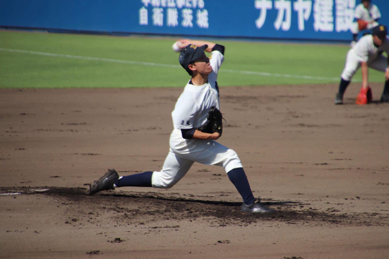 竜ケ崎一対水戸商　9安打9三振で2失点と、粘りの投球で完投した竜ケ崎一のエース海老原幹（撮影・保坂淑子）