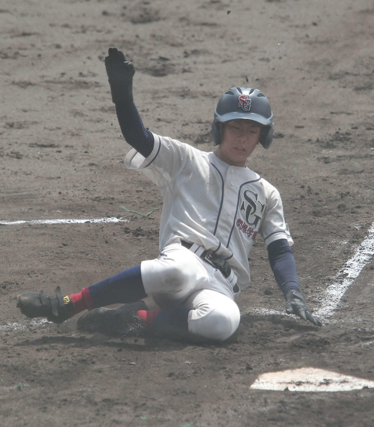 柏崎対関根学園　5－4の7回1死三塁。斎川の二ゴロの間に三塁走者・滝沢が6点目のホームに滑り込む