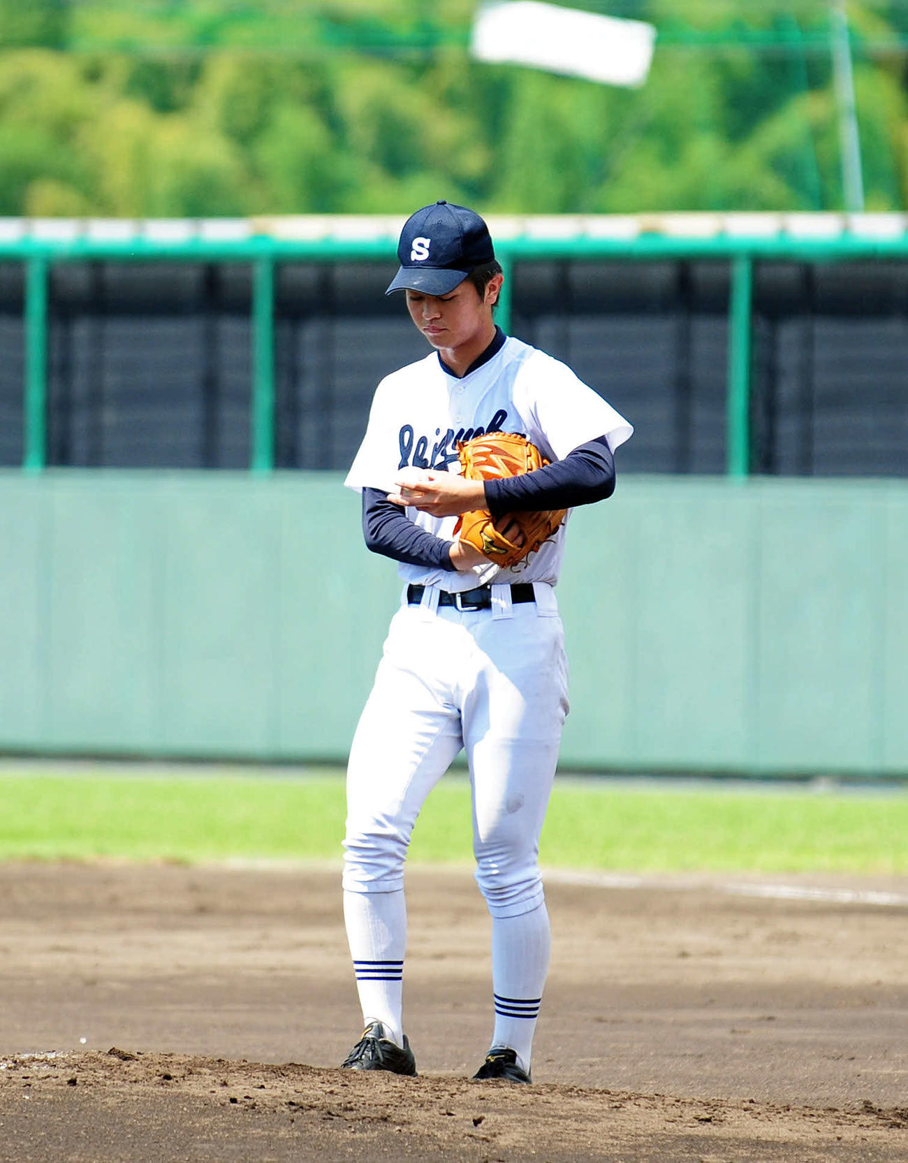 初回に3失点し、マウンドでうつむく静岡の松本蓮