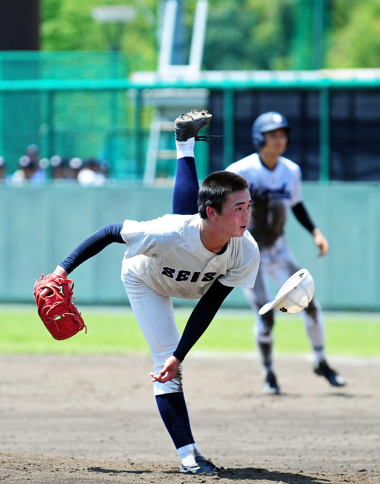 帽子を飛ばすほどの力強い投球を見せた静岡商の高田