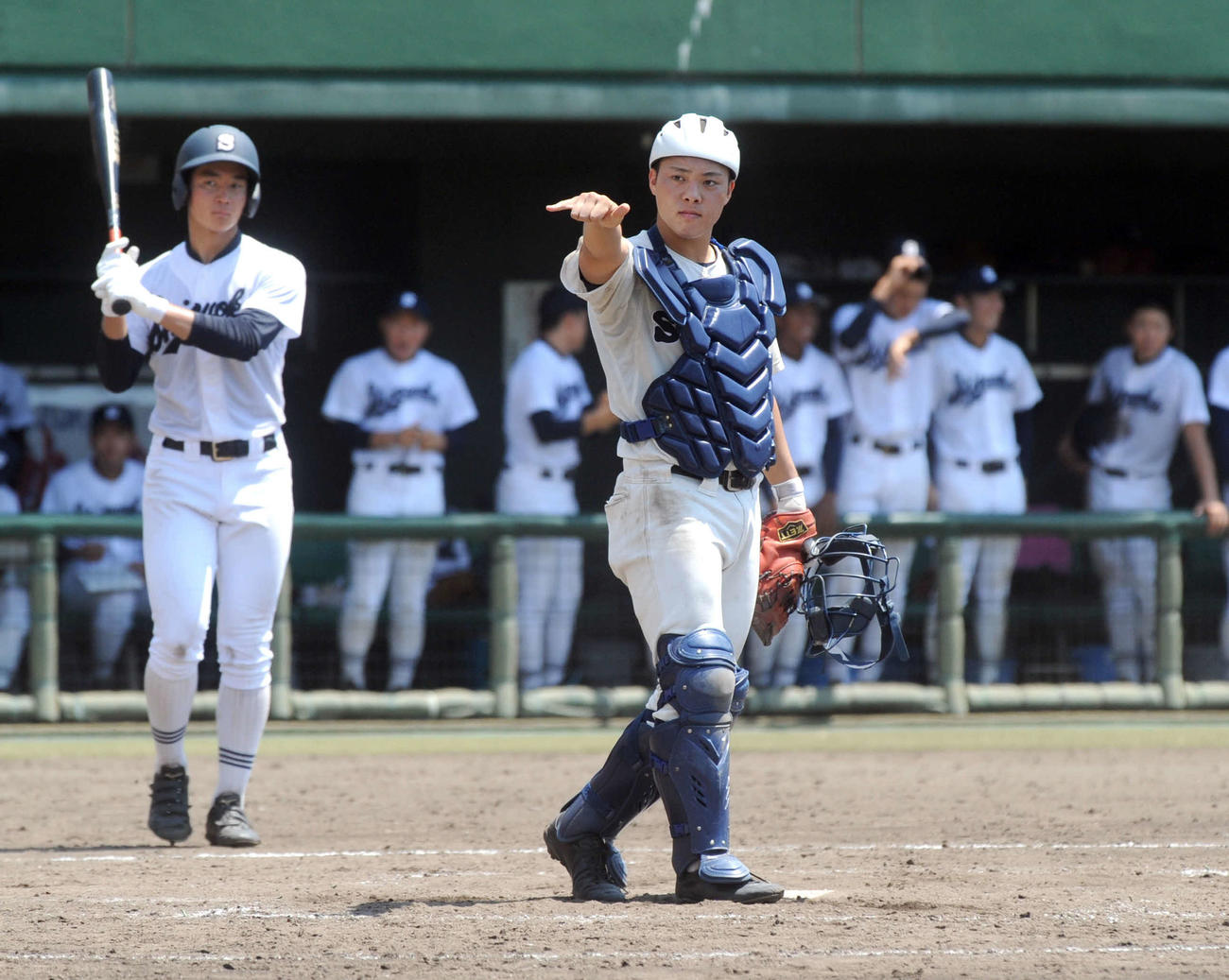 5回に三振ゲッツーを奪い、右手で2死を訴える対馬（右）