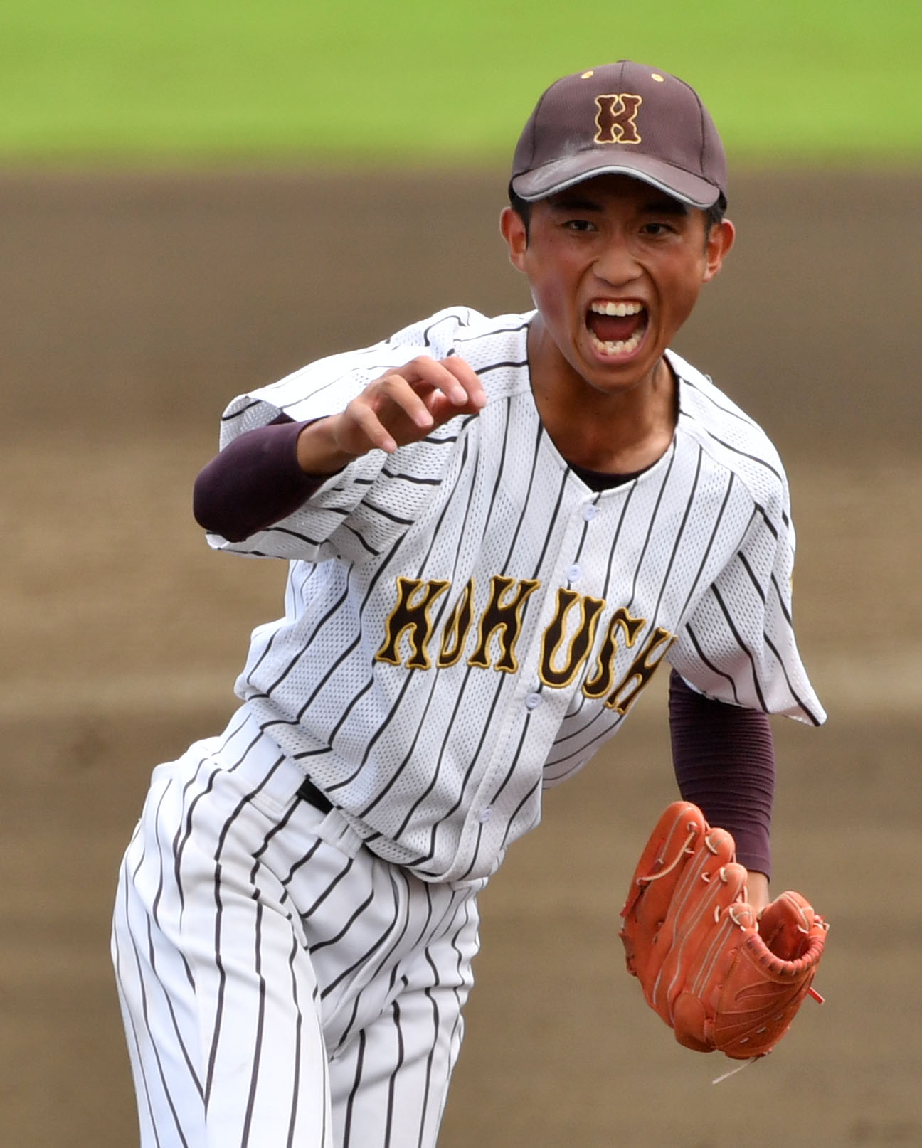 国士舘体日野　マウンド上でほえる国士舘先発の中西（撮影・横山健太）