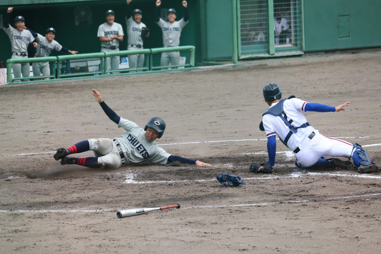 8回裏、広川の右前打で渡辺恵がスライングで勝ち越しの生還