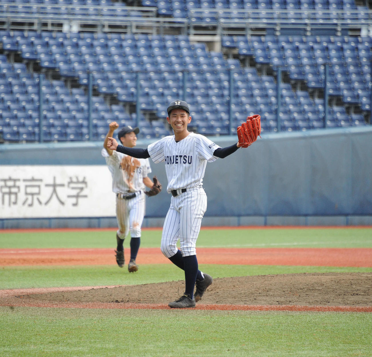北越対東京学館新潟　北越・阿部は最後の打者を右飛に打ち取り、ガッツポーズ