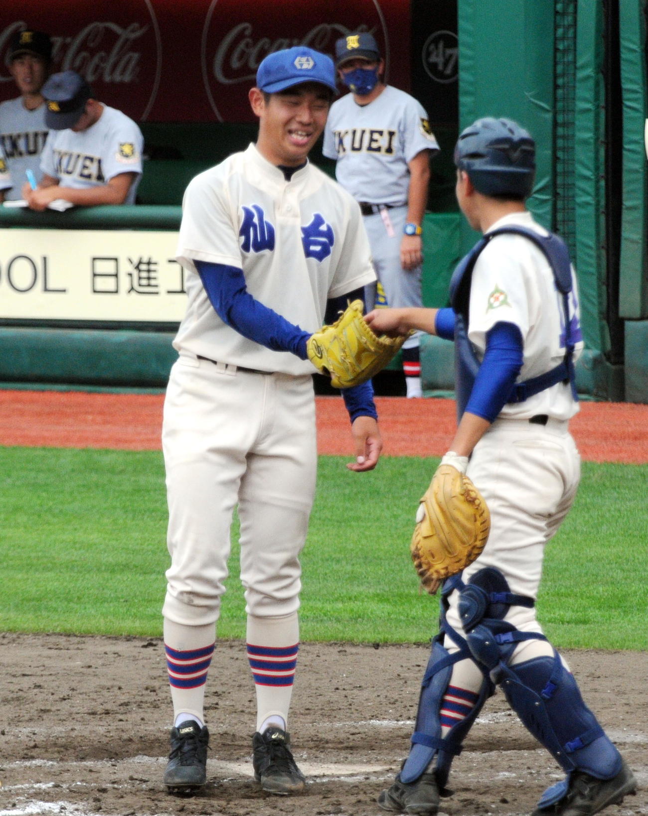 仙台育英対仙台　9回表仙台育英2死一、二塁、仙台エース鎌田（左）は暴投でピンチを背負い、大橋捕手からボールを受け取る