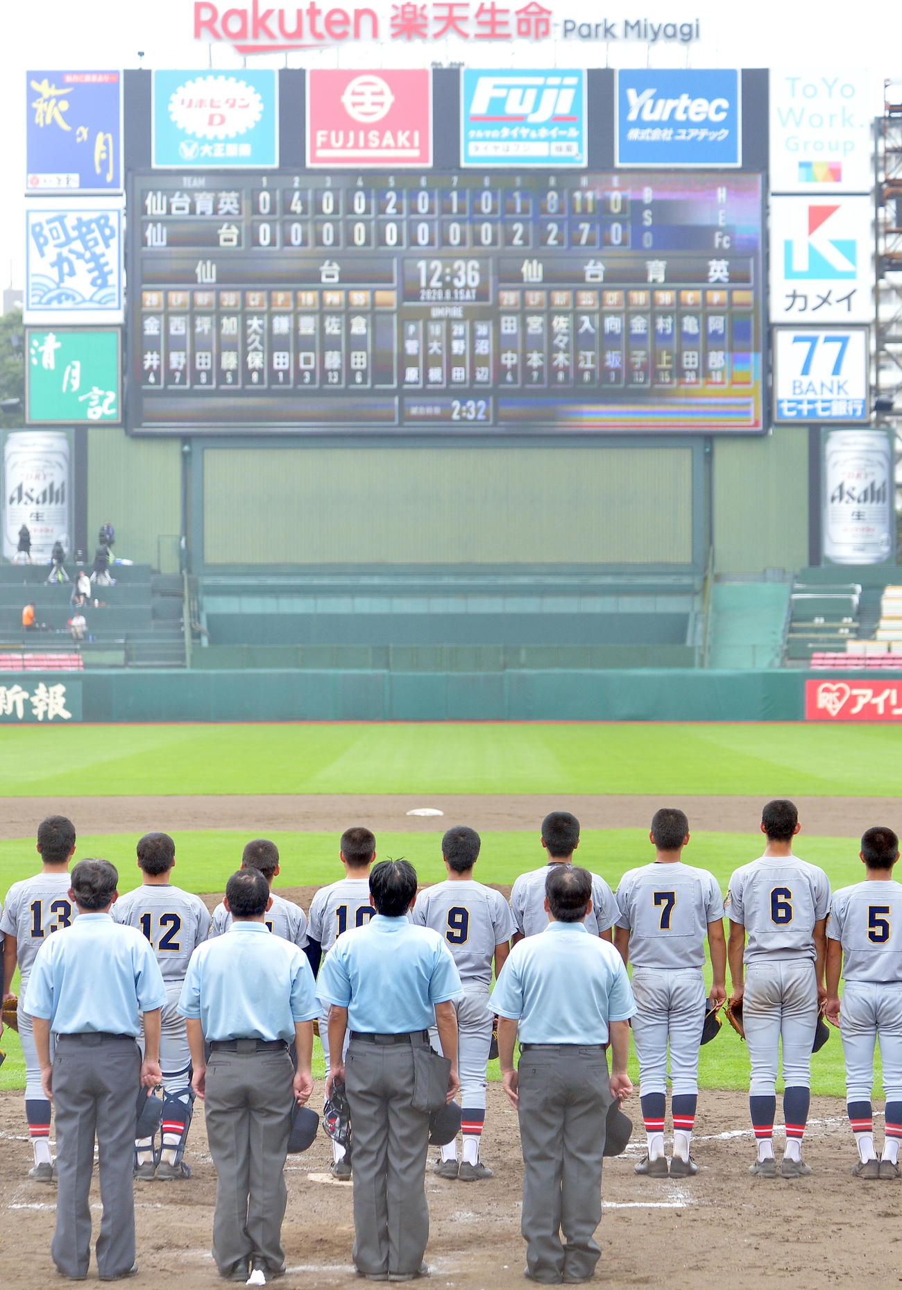 仙台育英対仙台　優勝して校歌を歌う仙台育英の選手たち（撮影・鎌田直秀）