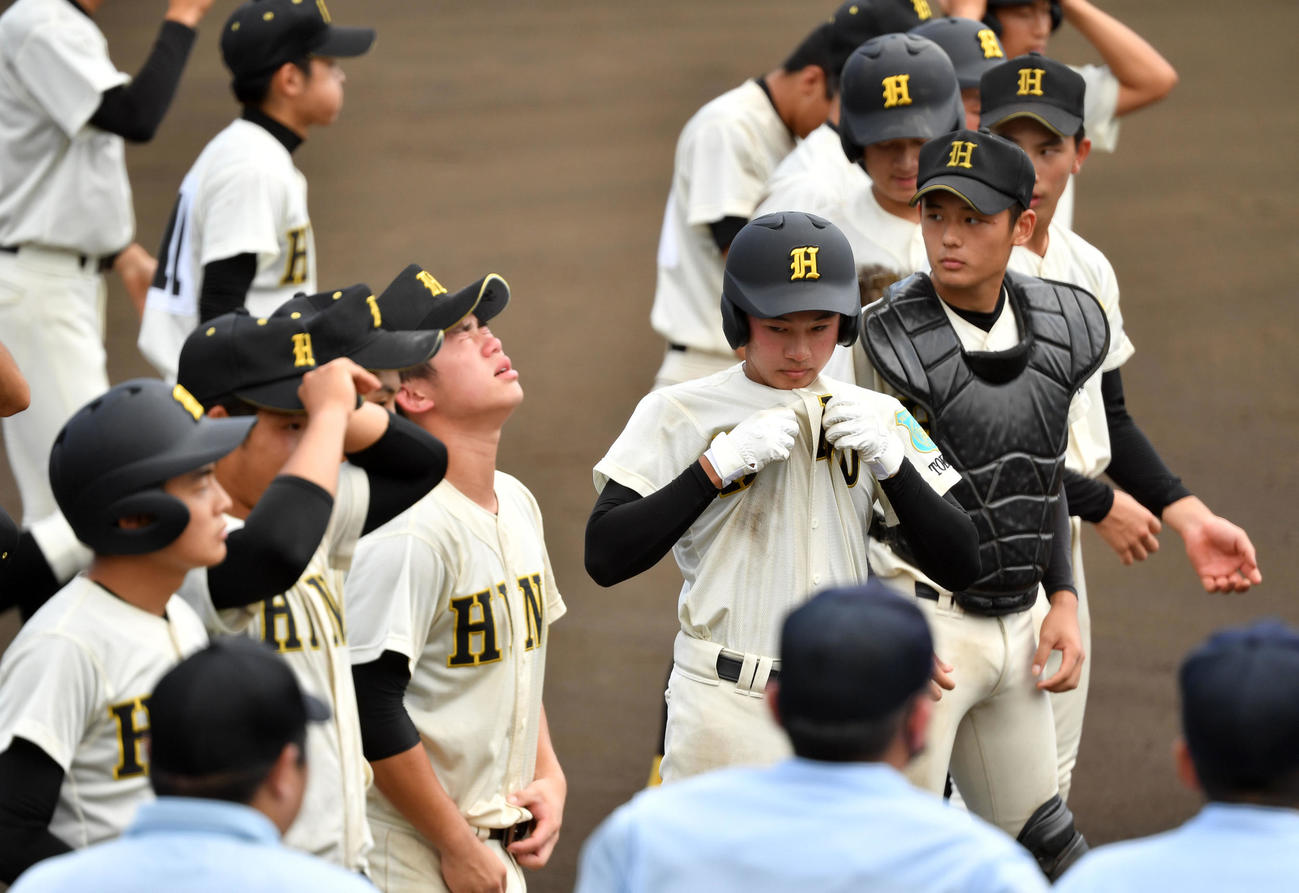 国士舘体日野　国士舘に敗れ肩を落とす日野ナイン（撮影・横山健太）