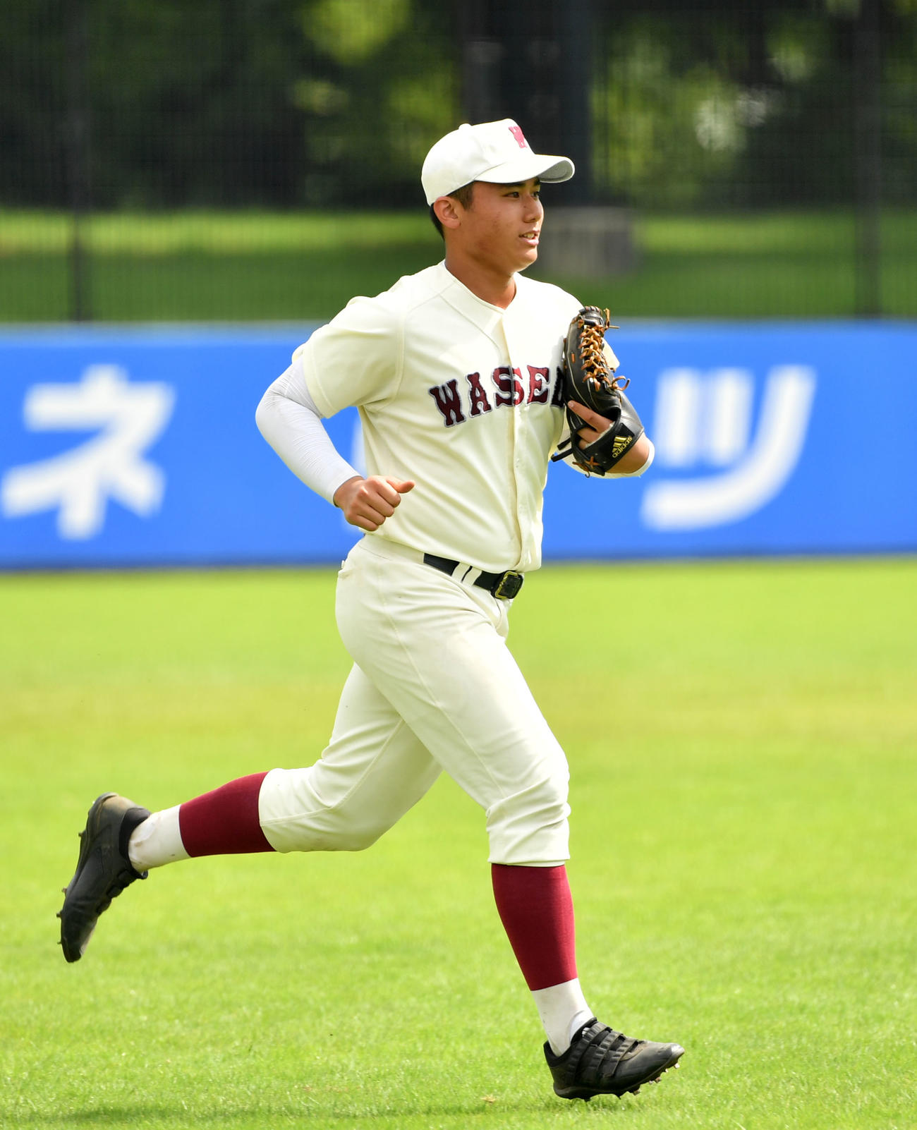 明大中野八王子対早実　7回コールドで勝利しあいさつへ向かう早実・清宮（撮影・横山健太）
