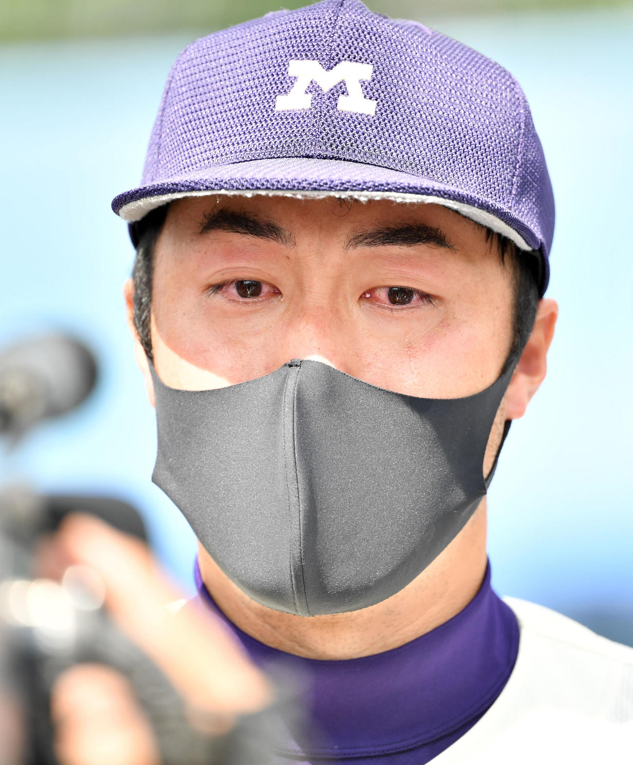 明大中野八王子対早実　試合後、涙を流し選手たちへの思いを語る明大中野八王子・椙原監督（撮影・横山健太）