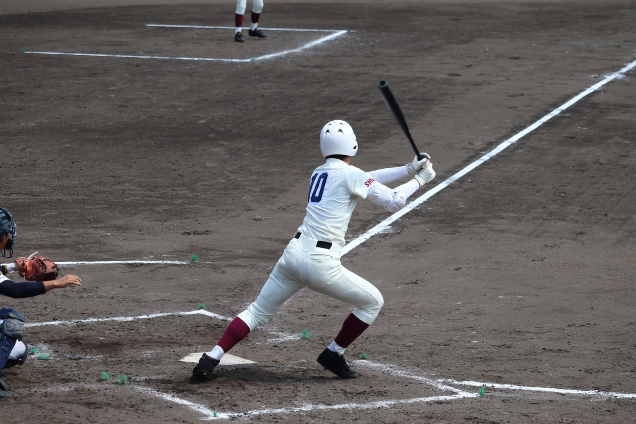 伊香・隼瀬一樹内野手（3年）は8回代打で出場し、左翼線安打を放つ（撮影・平井稀花）