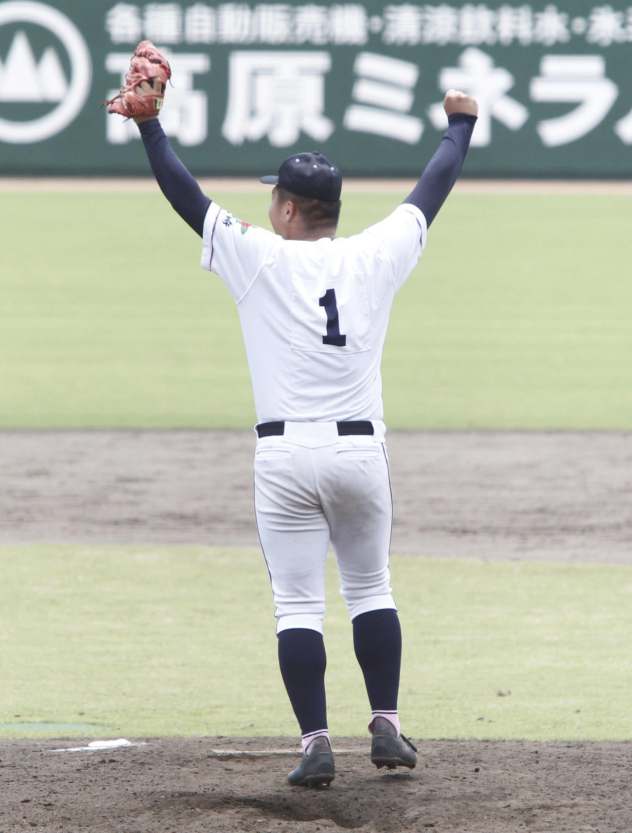 宮崎日大対宮崎学園　優勝し万歳する宮崎日大・岩崎優太（撮影・菊川光一）