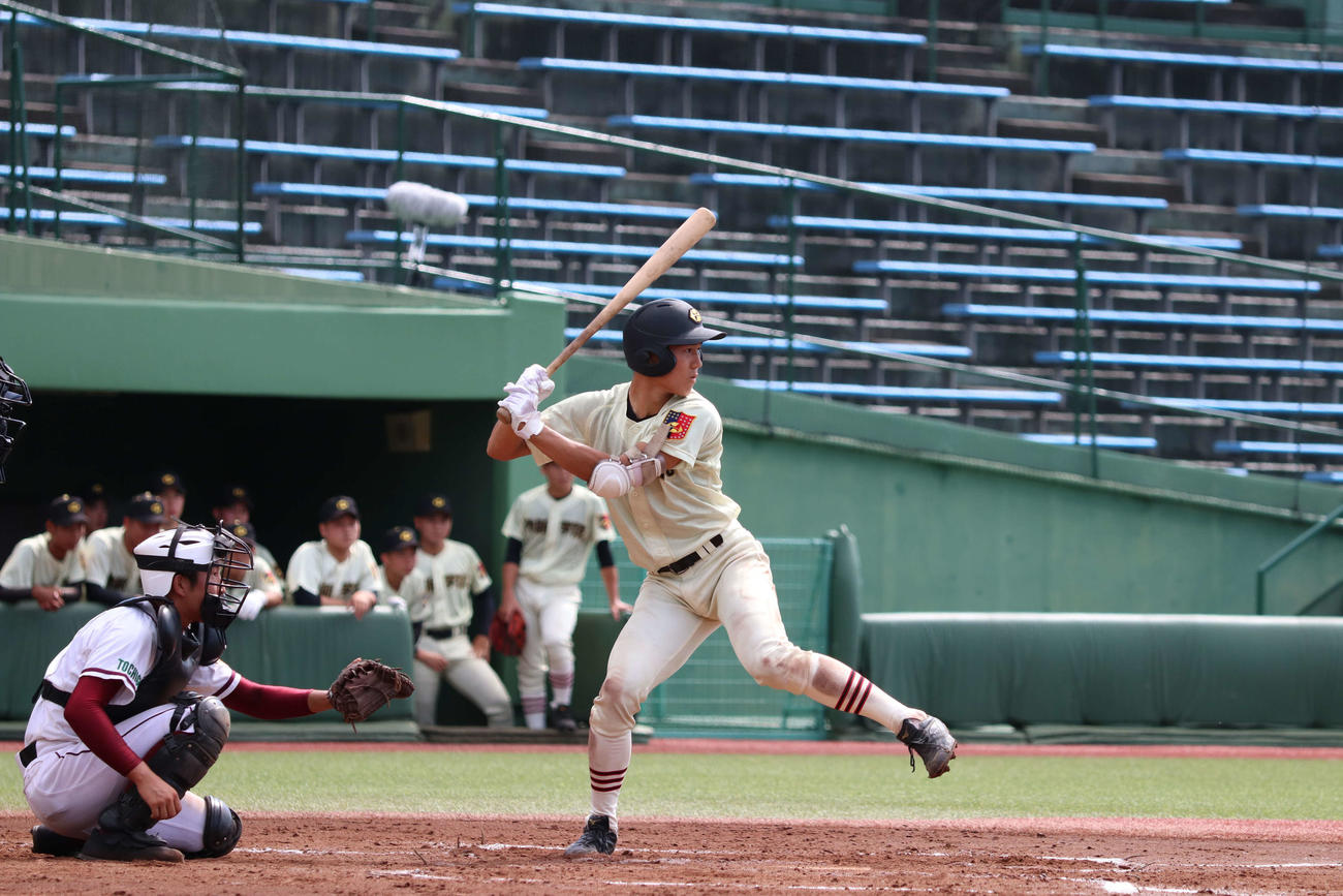 作新学院対真岡工　木製バットで試合に臨む横山（撮影・沢田直人）