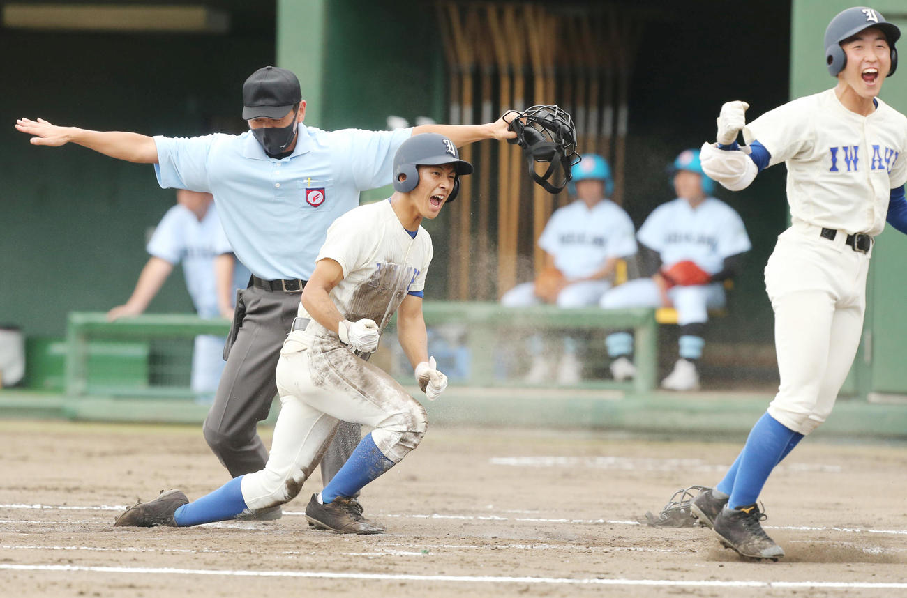 磐城対学法石川　2回表磐城2死二塁、沖の左前適時打で生還し喜ぶ首藤。右は清水＝2020年8月1日（撮影・野上伸悟）