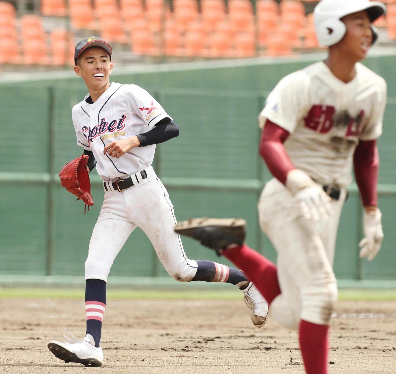 郡山対東日本国際大昌平　完封勝利を挙げ笑顔を見せる東日本国際大昌平・矢板（左）（撮影・野上伸悟）
